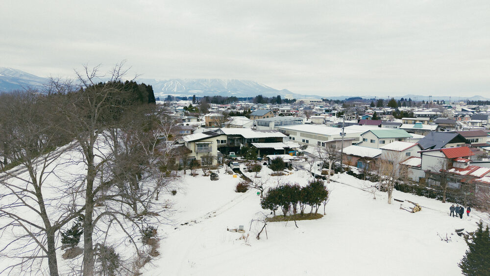 雪に包まれた工房のある集落