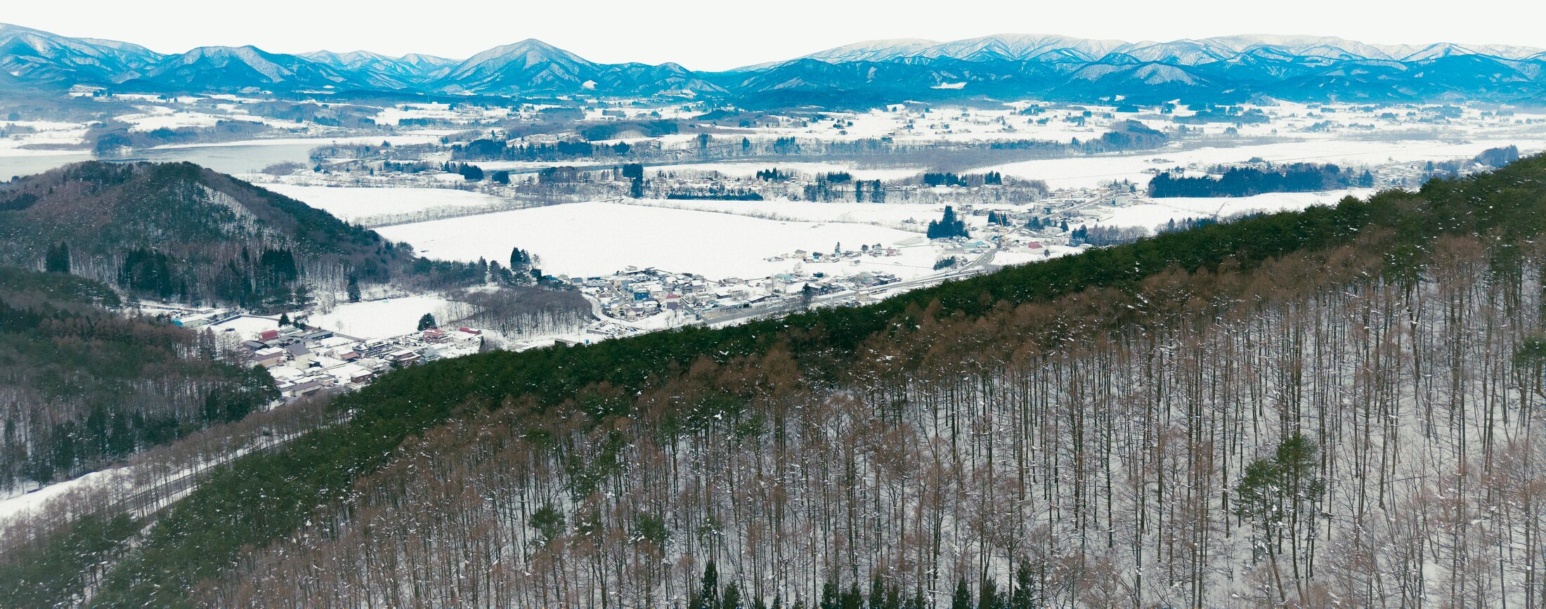 雪に覆われた北東北の山並み