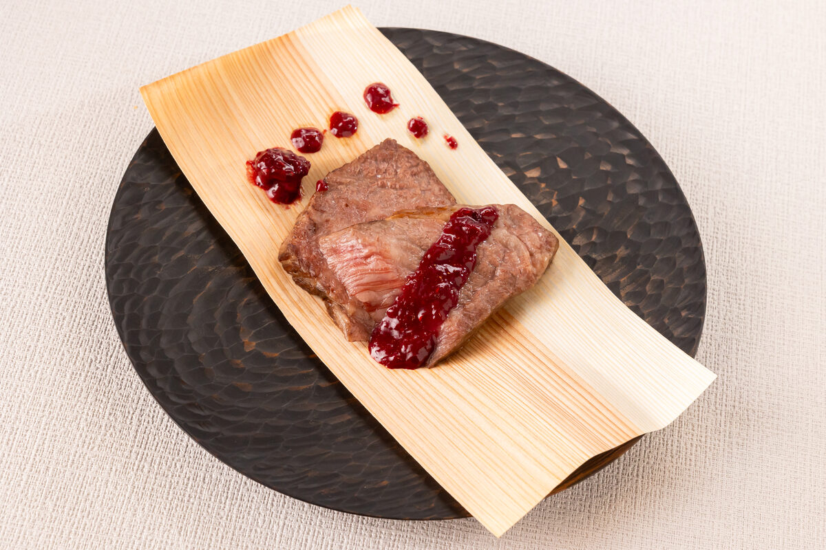 経木に乗せた肉料理