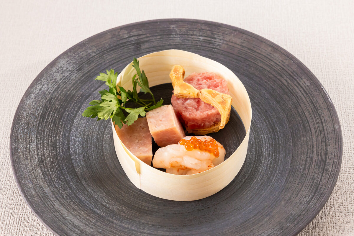 経木の器に盛られた料理