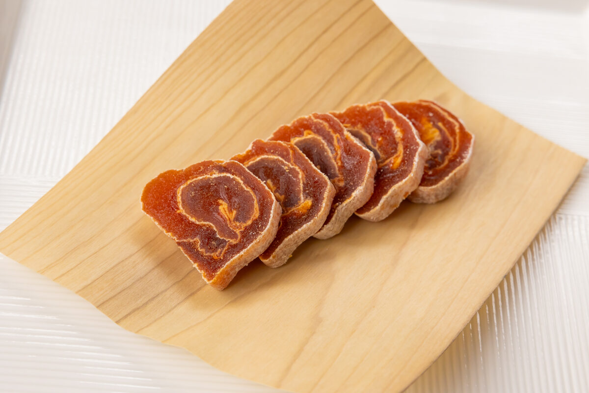 経木に並べた肉料理